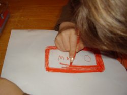 Robi spontánne kreslí písmenká.
